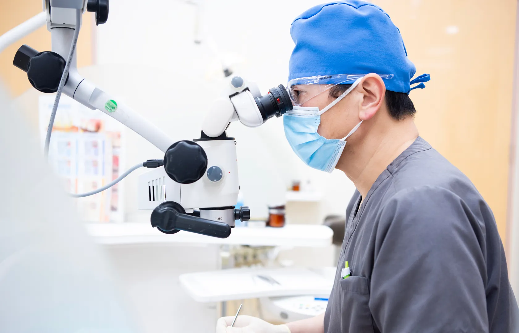 仕事をしている歯科医の様子