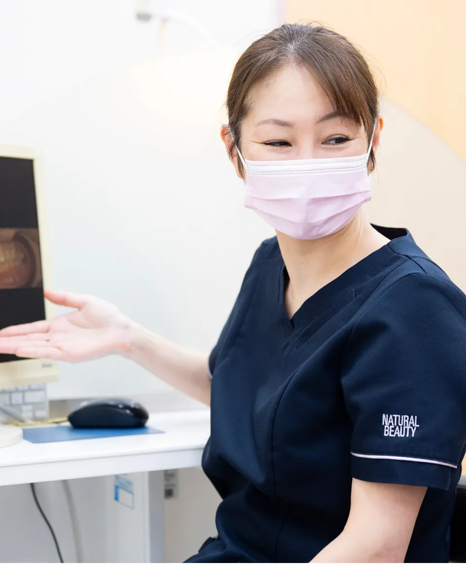 仕事をしている歯科医の様子